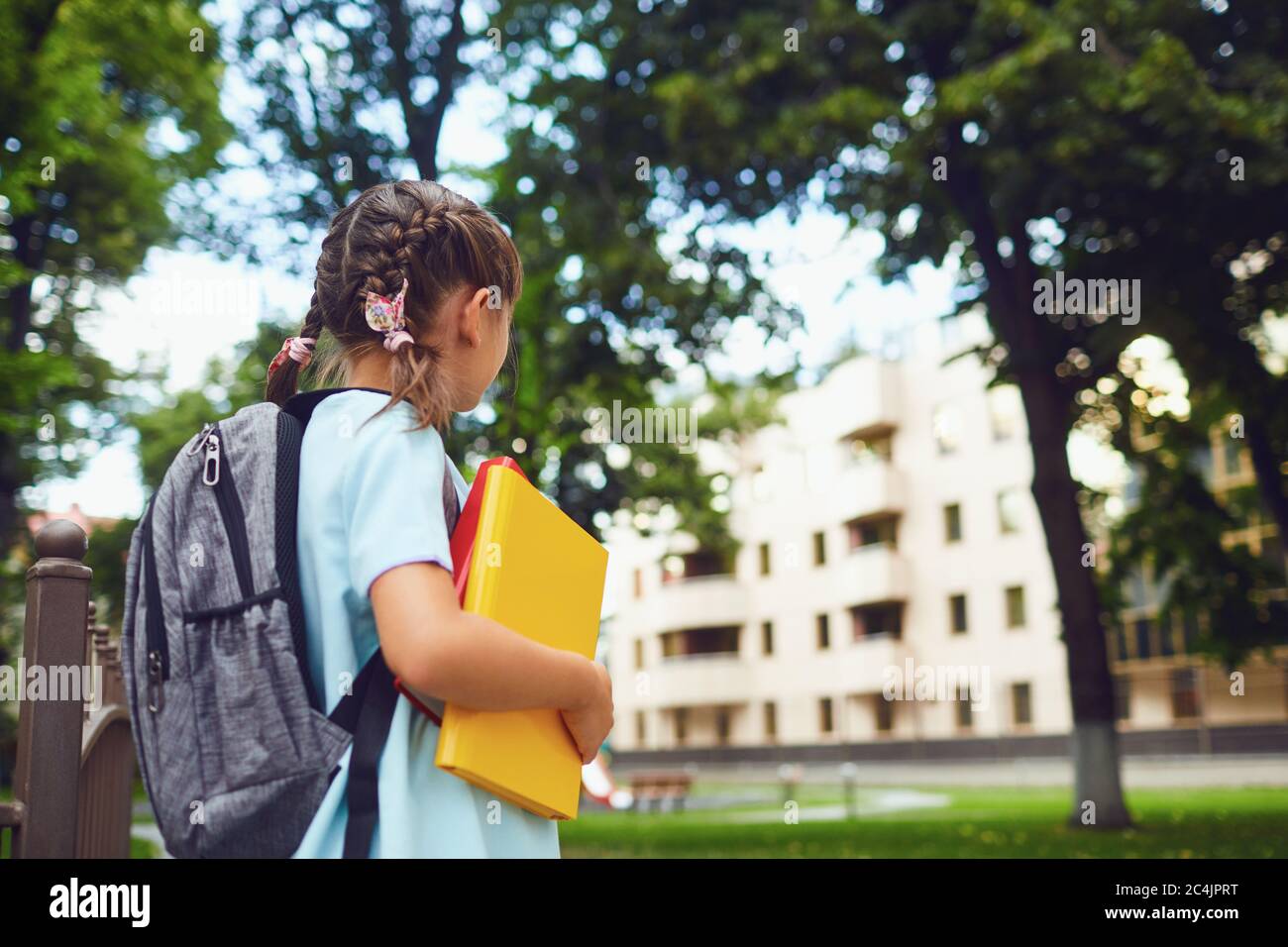 Happy Little Student Mädchen mit einem Rucksack auf dem Weg zur Schule. Stockfoto