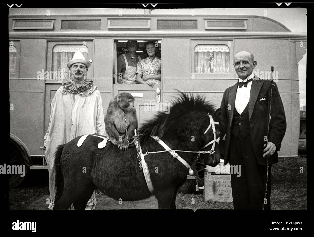 Zirkus-Trailer mit Darstellern in England, 1948. Bild von 6x9 cm Negativ. Stockfoto