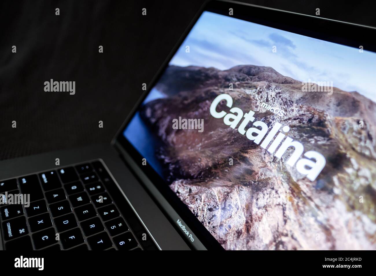 MacBook mit Mac OS Catalina Hintergrund-Logo auf dem Bildschirm Stockfoto