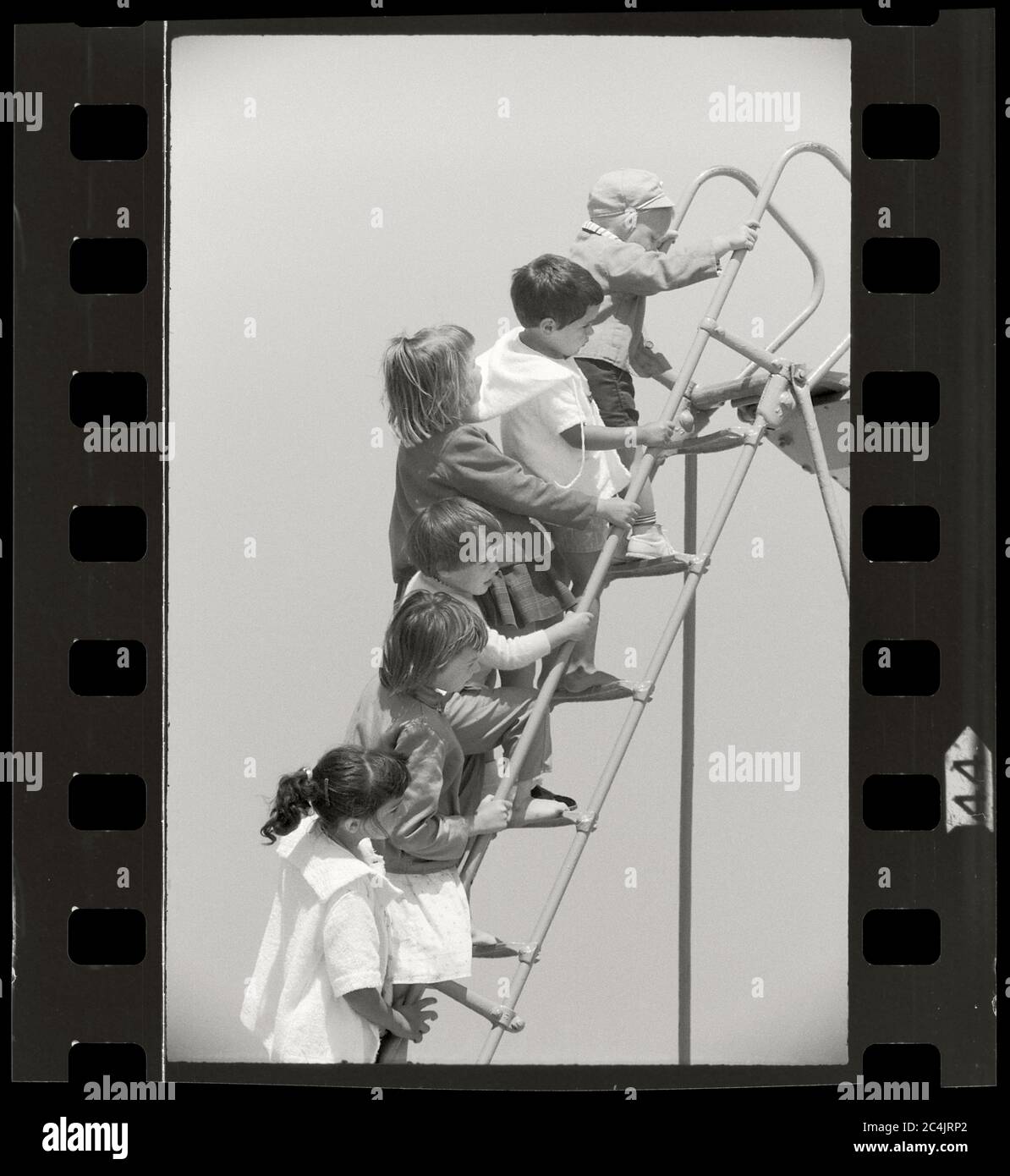 Spielplatz Kinder klettern die Treppe hinauf, um eine Rutsche nach unten zu nehmen, um 1950. Bild aus 35-mm-Negativ. Stockfoto