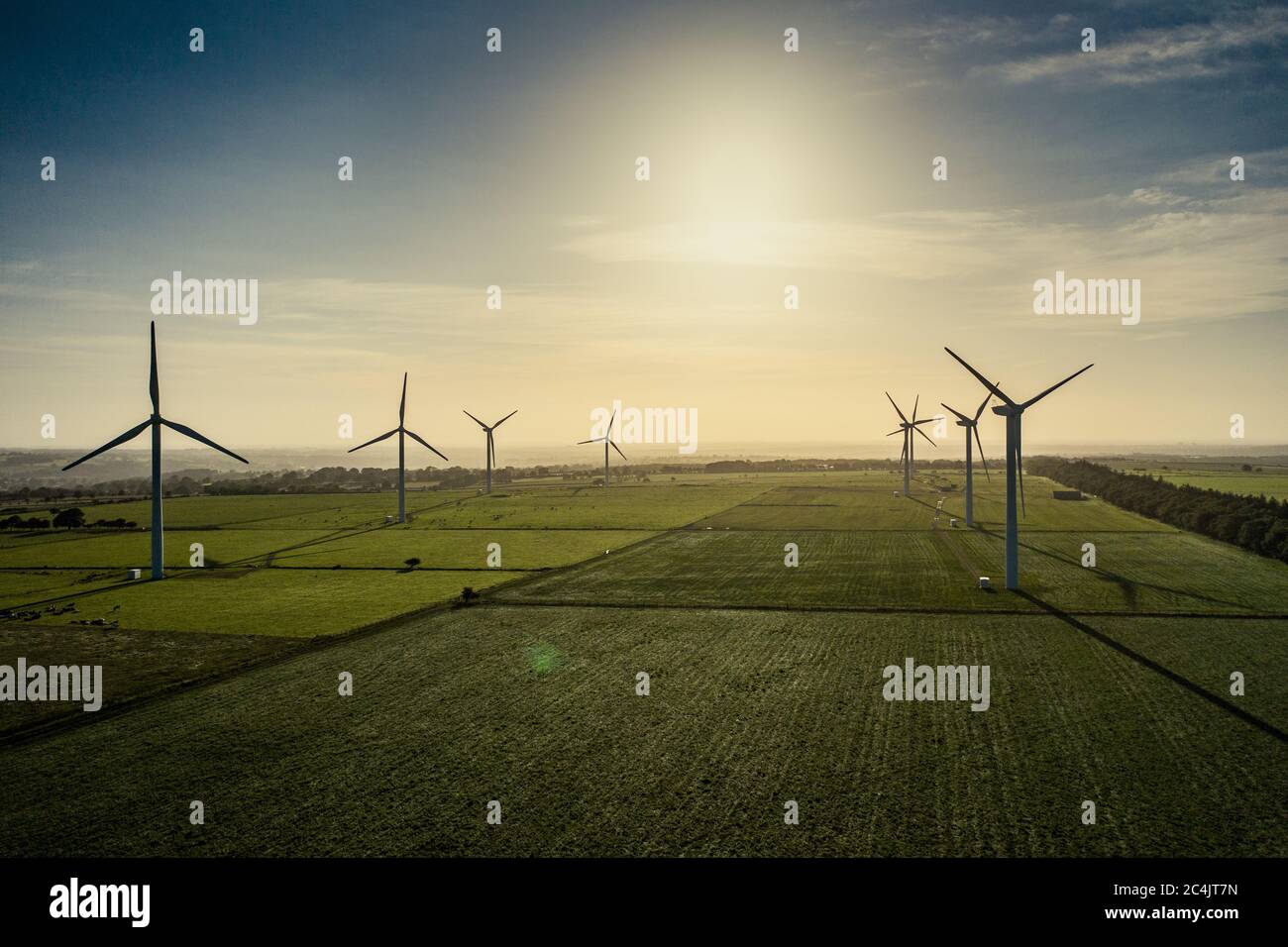 Die Windturbinen bei Sonnenaufgang liegen direkt vor Harrogate Stockfoto