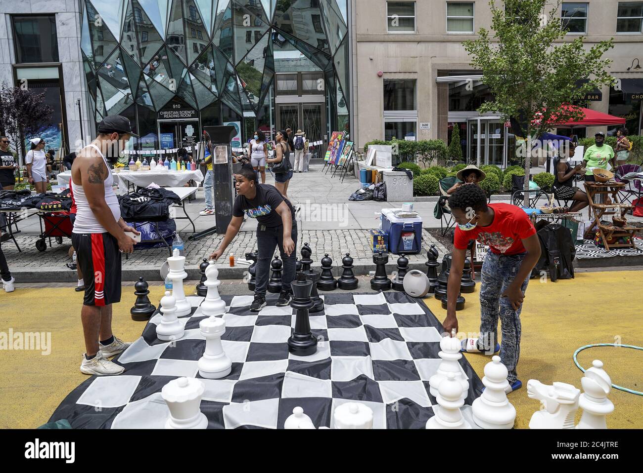 Washington, Usa. Juni 2020. Tahir Hall, ein Pädagoge an der Creative School in Washington, DC, hilft jungen Männern beim Schachspielen während der Chocoloate City Experience & Black Lives Matter DC Kollabotreffen in Black Lives Matter Plaza am Samstag, 27. Juni 2020 in Washington, DC. Demonstrationen, Proteste und Versammlungen haben täglich seit dem Tod von George Floyd am 25. Mai 2020 in Minneapolis, Minnesota stattgefunden. Foto von Leigh Vogel/UPI Kredit: UPI/Alamy Live News Stockfoto