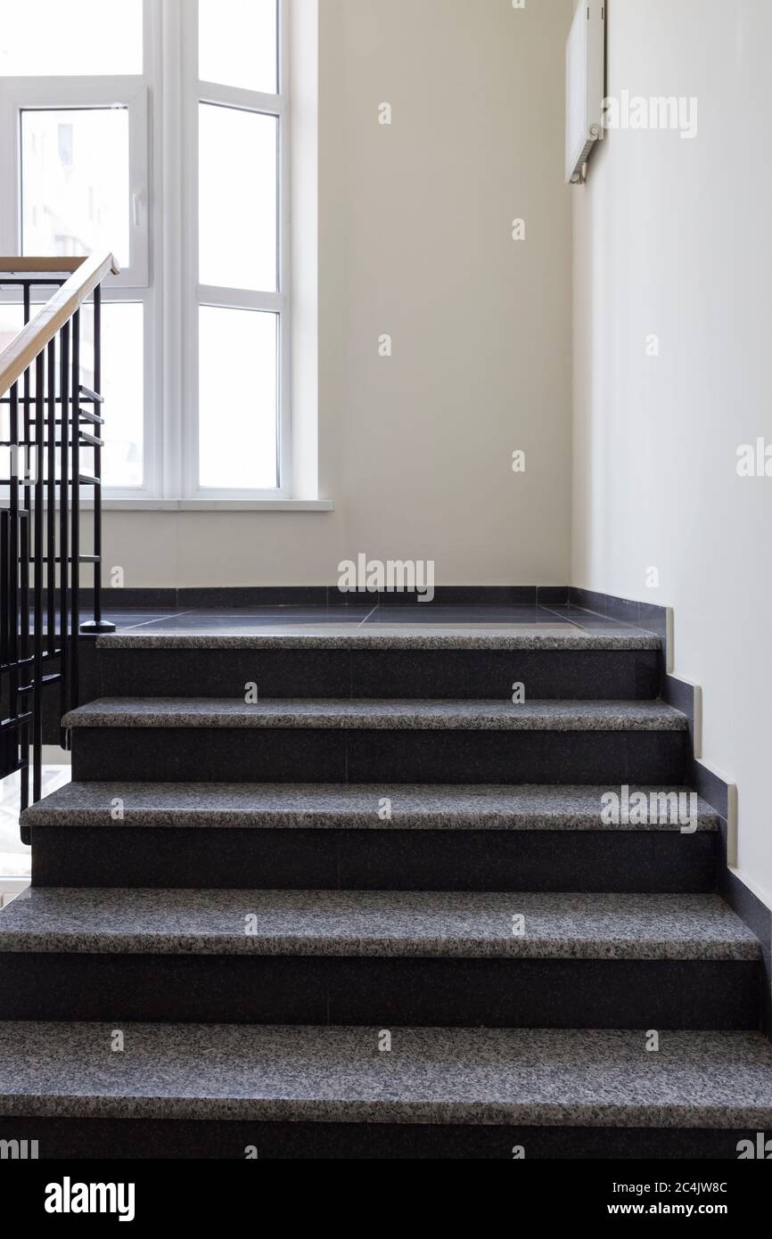 Treppe eines modernen Hauses mit dem Metallgeländer. Simplycity und Eleganz der modernen Design von Wohngebäuden. Stockfoto