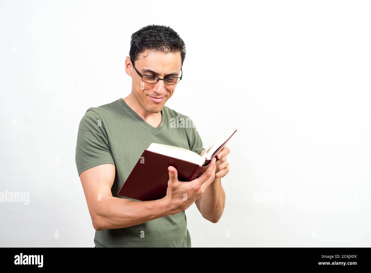Lächelnder Mann mit Brille beim Lesen eines Buches. Mittlerer Schuss. Weißer Hintergrund. Stockfoto