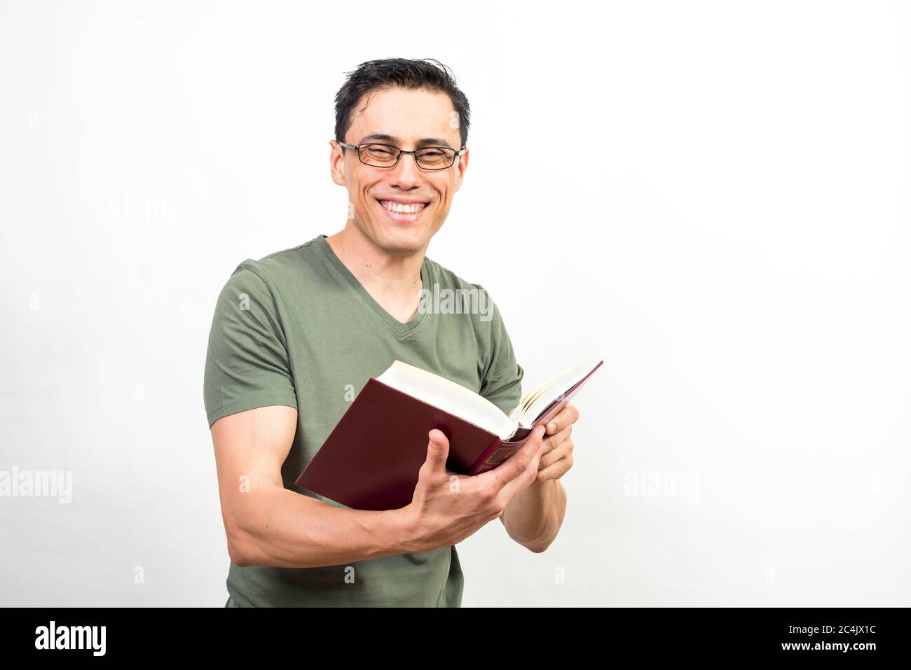 Lächelnder Mann mit Brille beim Lesen eines Buches. Mittlerer Schuss. Weißer Hintergrund. Stockfoto