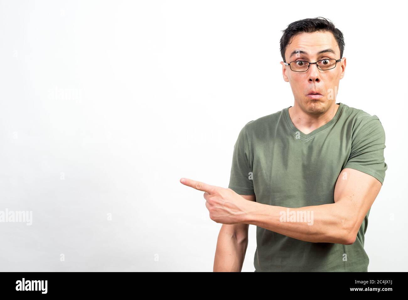 Schockierter Mann mit Brille zur Seite zeigen. Mittlerer Schuss. Weißer Hintergrund. Stockfoto