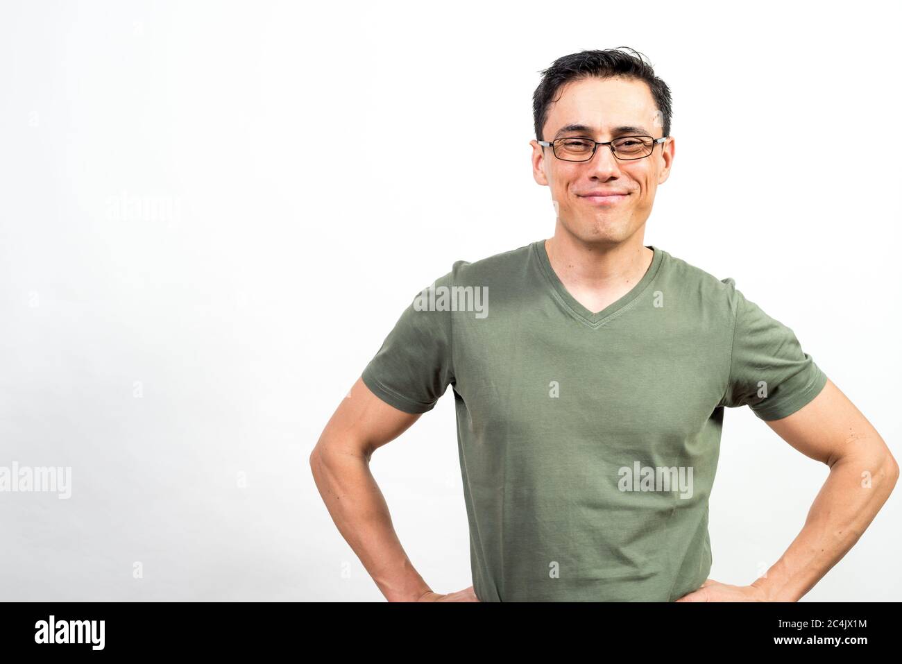 Lächelnder Mann mit Brille, der die Kamera anschaut. Mittlerer Schuss. Weißer Hintergrund. Stockfoto