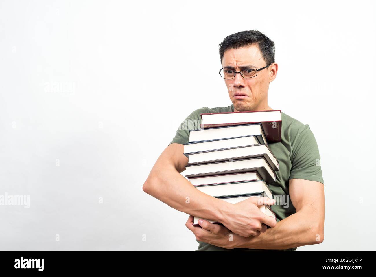 Sehr beunruhigt Student mit Brille hält eine Menge Bücher. Mittlerer Schuss. Weißer Hintergrund. Stockfoto