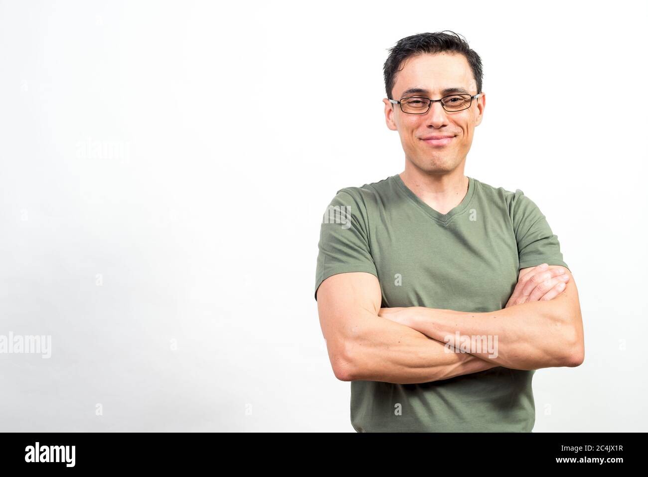 Lächelnder Mann mit Brille, der die Kamera anschaut. Mittlerer Schuss. Weißer Hintergrund. Stockfoto