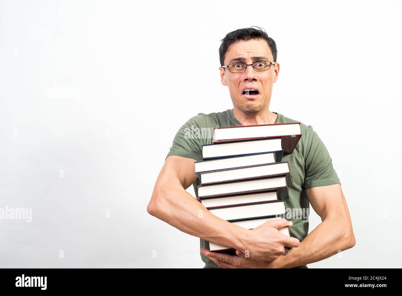 Sehr beunruhigt Student mit Brille hält eine Menge Bücher. Mittlerer Schuss. Weißer Hintergrund. Stockfoto