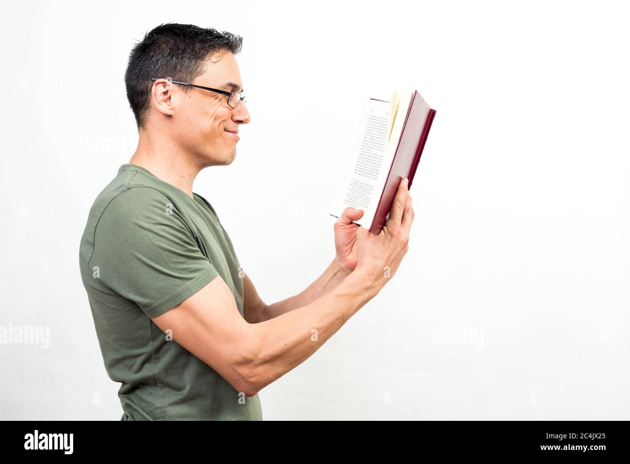 Lächelnder Mann mit Brille beim Lesen eines Buches. Mittlerer Schuss. Weißer Hintergrund. Stockfoto