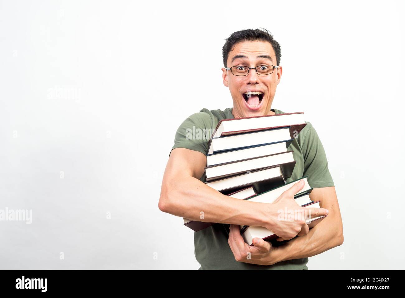 Sehr glücklicher Mann mit Brille, die viele Bücher hält. Mittlerer Schuss. Weißer Hintergrund. Stockfoto