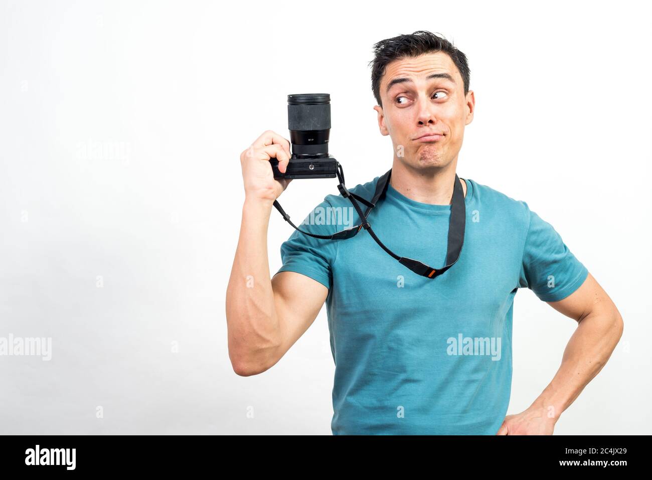 Lächelnder Mann zeigt eine Fotokamera. Mittlerer Schuss. Weißer Hintergrund. Stockfoto