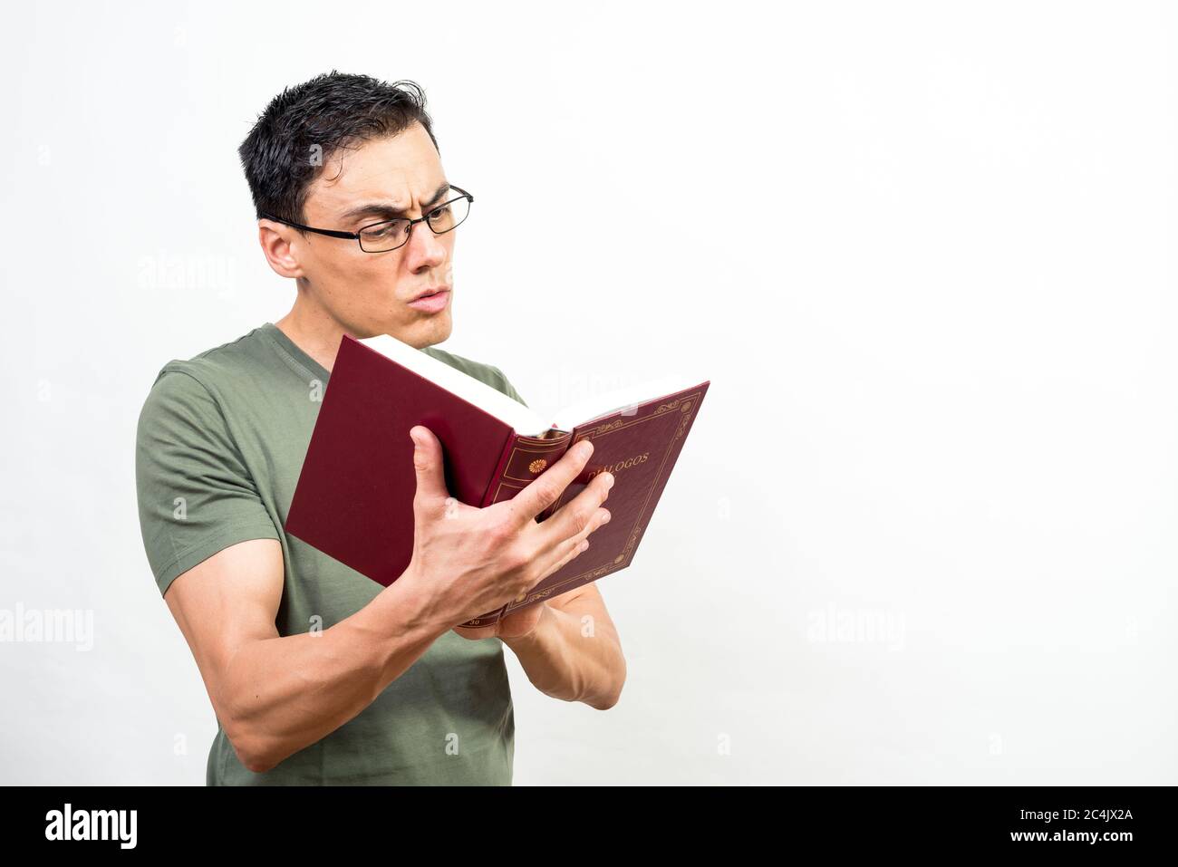 Mann mit Brille, sehr konzentriert auf das Lesen eines Buches. Mittlerer Schuss. Weißer Hintergrund. Stockfoto