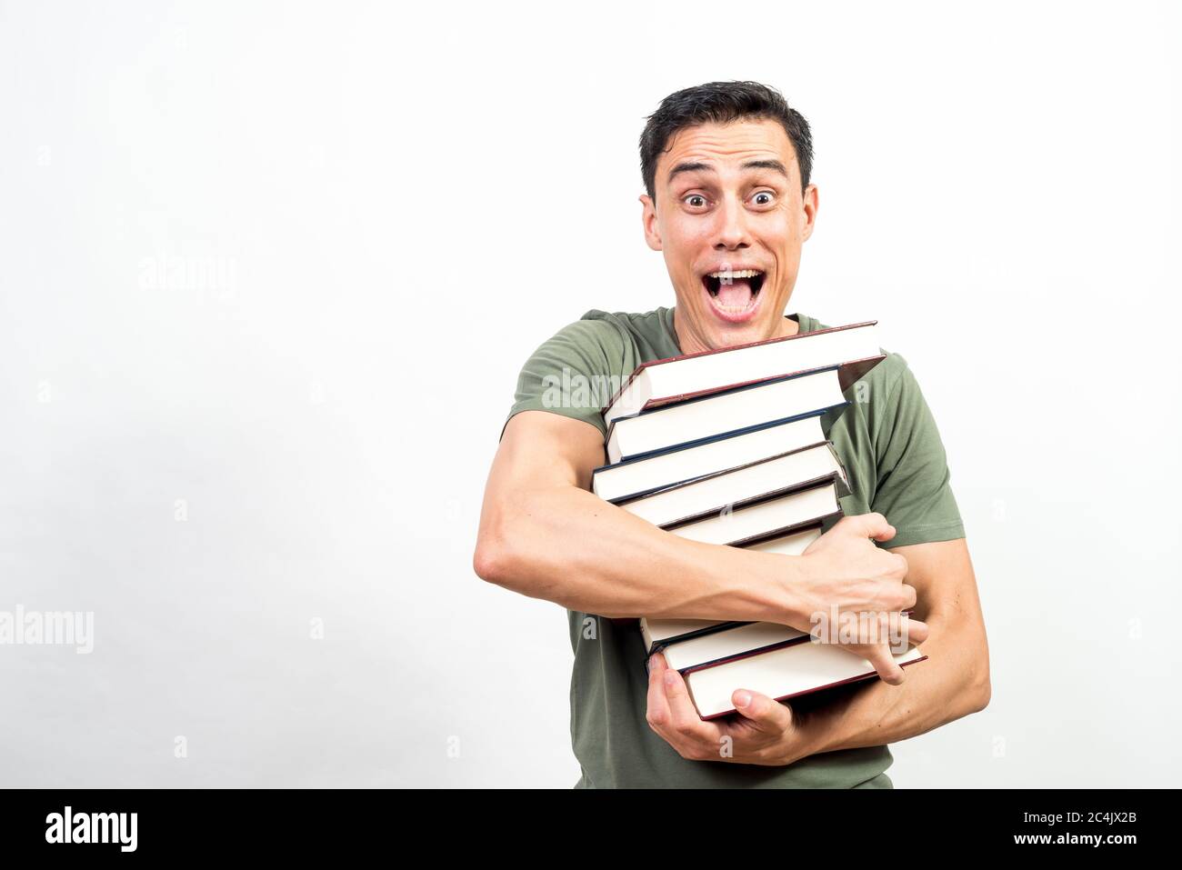 Sehr glücklicher Mann, der viele Bücher hält. Mittlerer Schuss. Weißer Hintergrund. Stockfoto