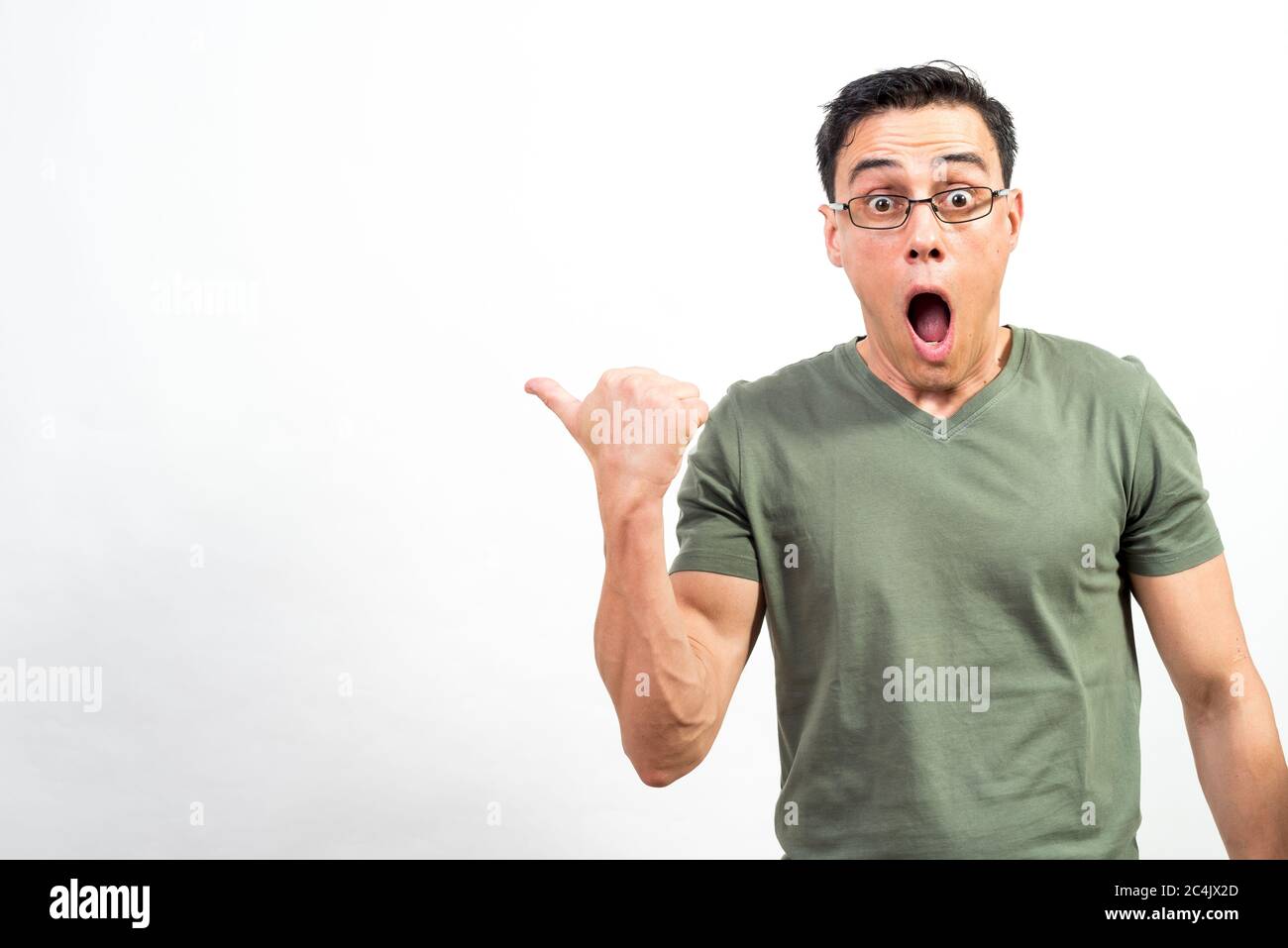 Schockierter Mann mit Brille zur Seite zeigen. Mittlerer Schuss. Weißer Hintergrund. Stockfoto