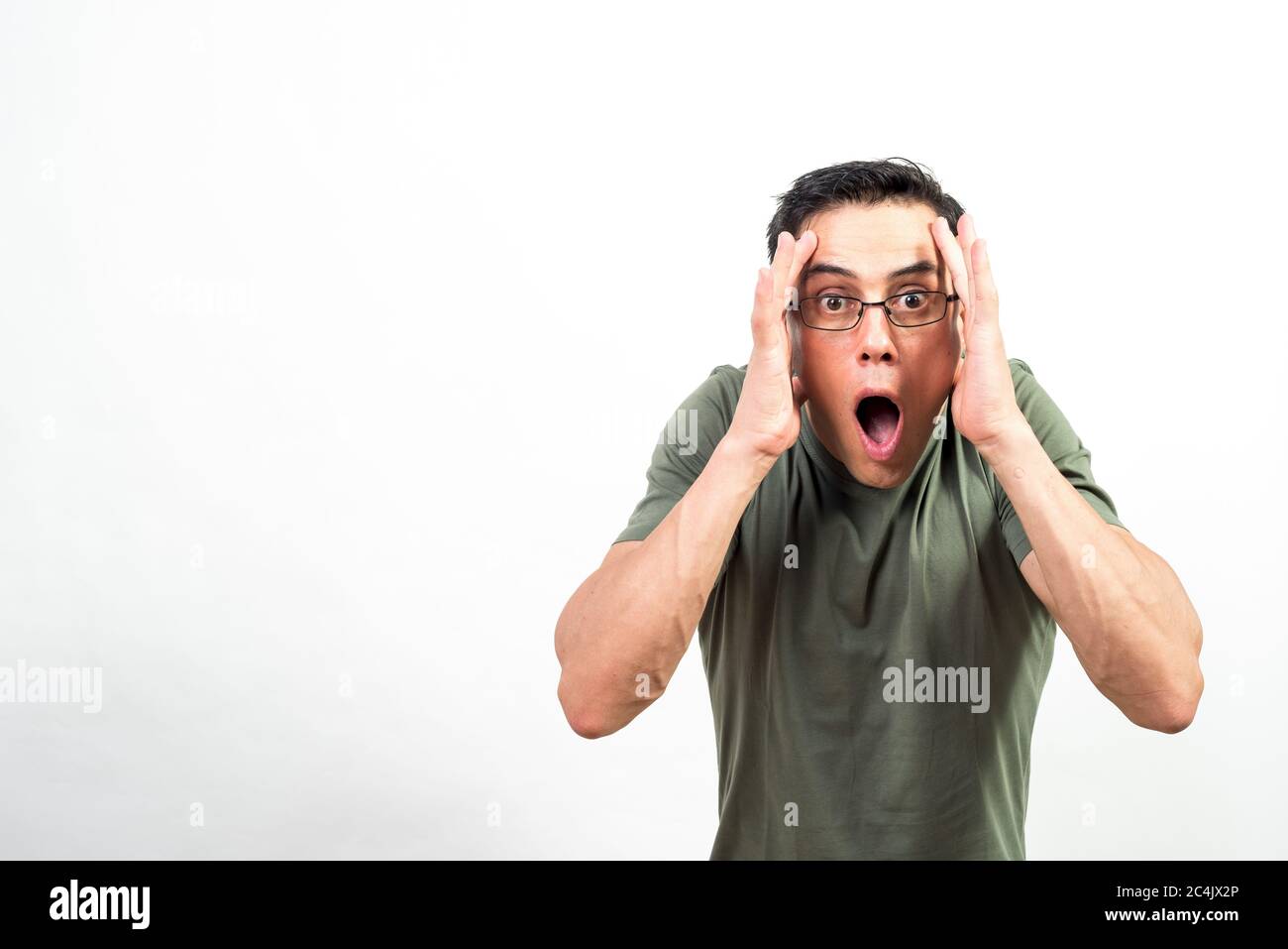Überraschender Mann mit Brille, der die Kamera ansah. Mittlerer Schuss. Weißer Hintergrund. Stockfoto