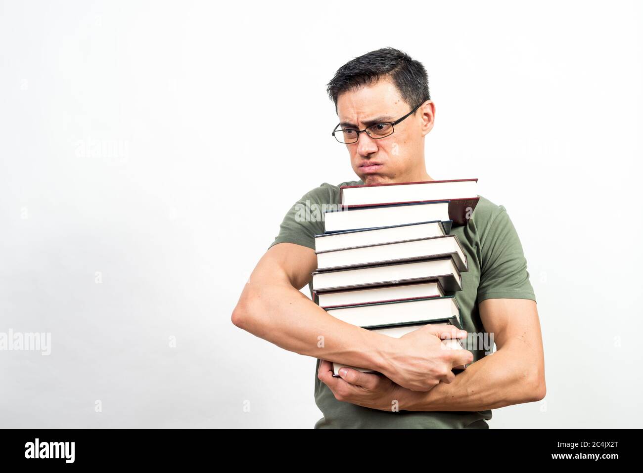 Sehr beunruhigt Student mit Brille hält eine Menge Bücher. Mittlerer Schuss. Weißer Hintergrund. Stockfoto