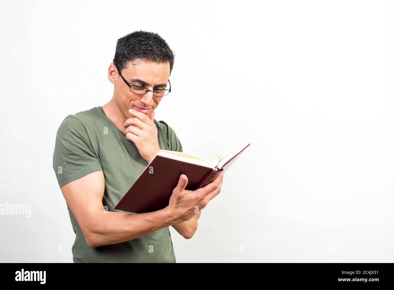 Lächelnder Mann mit Brille beim Lesen eines Buches. Mittlerer Schuss. Weißer Hintergrund. Stockfoto