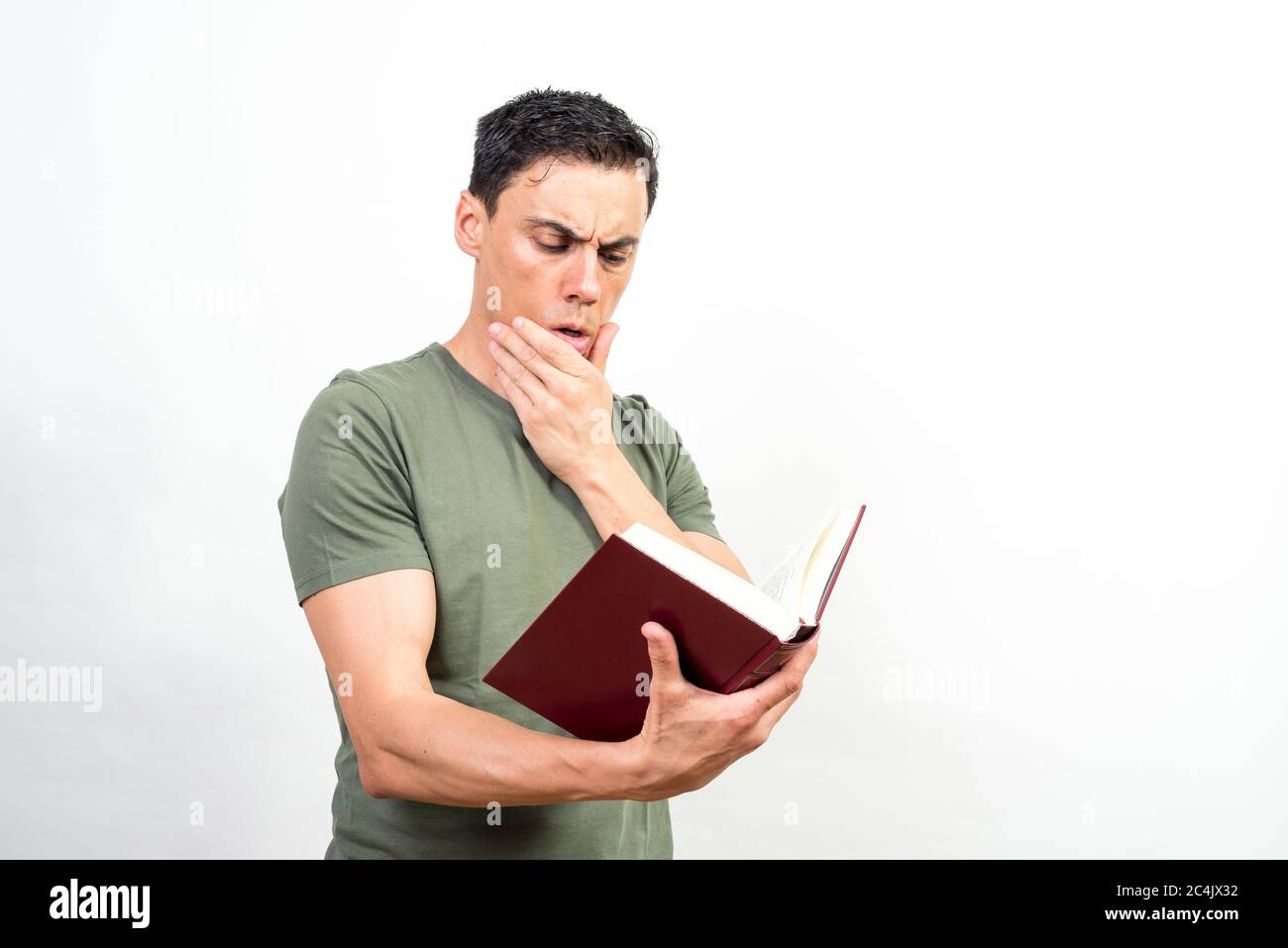 Der Mensch konzentrierte sich sehr auf das Lesen eines Buches. Mittlerer Schuss. Weißer Hintergrund. Stockfoto