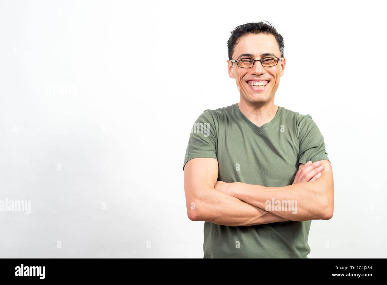 Lächelnder Mann mit Brille, der die Kamera anschaut. Mittlerer Schuss. Weißer Hintergrund. Stockfoto