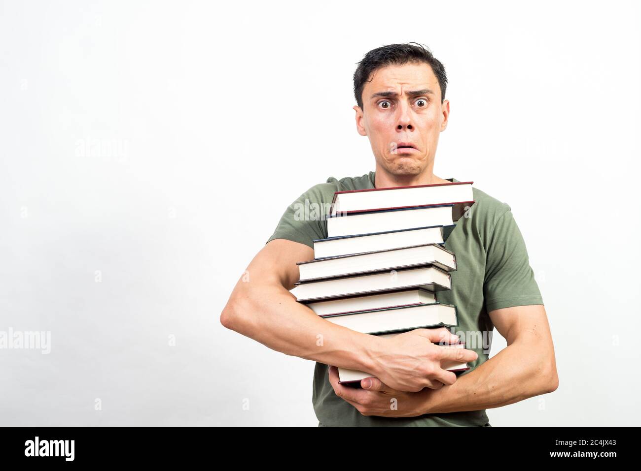 Sehr beunruhigt Student hält eine Menge Bücher. Mittlerer Schuss. Weißer Hintergrund. Stockfoto