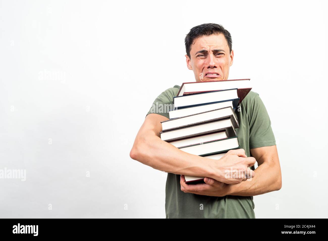 Sehr beunruhigt Student hält eine Menge Bücher. Mittlerer Schuss. Weißer Hintergrund. Stockfoto