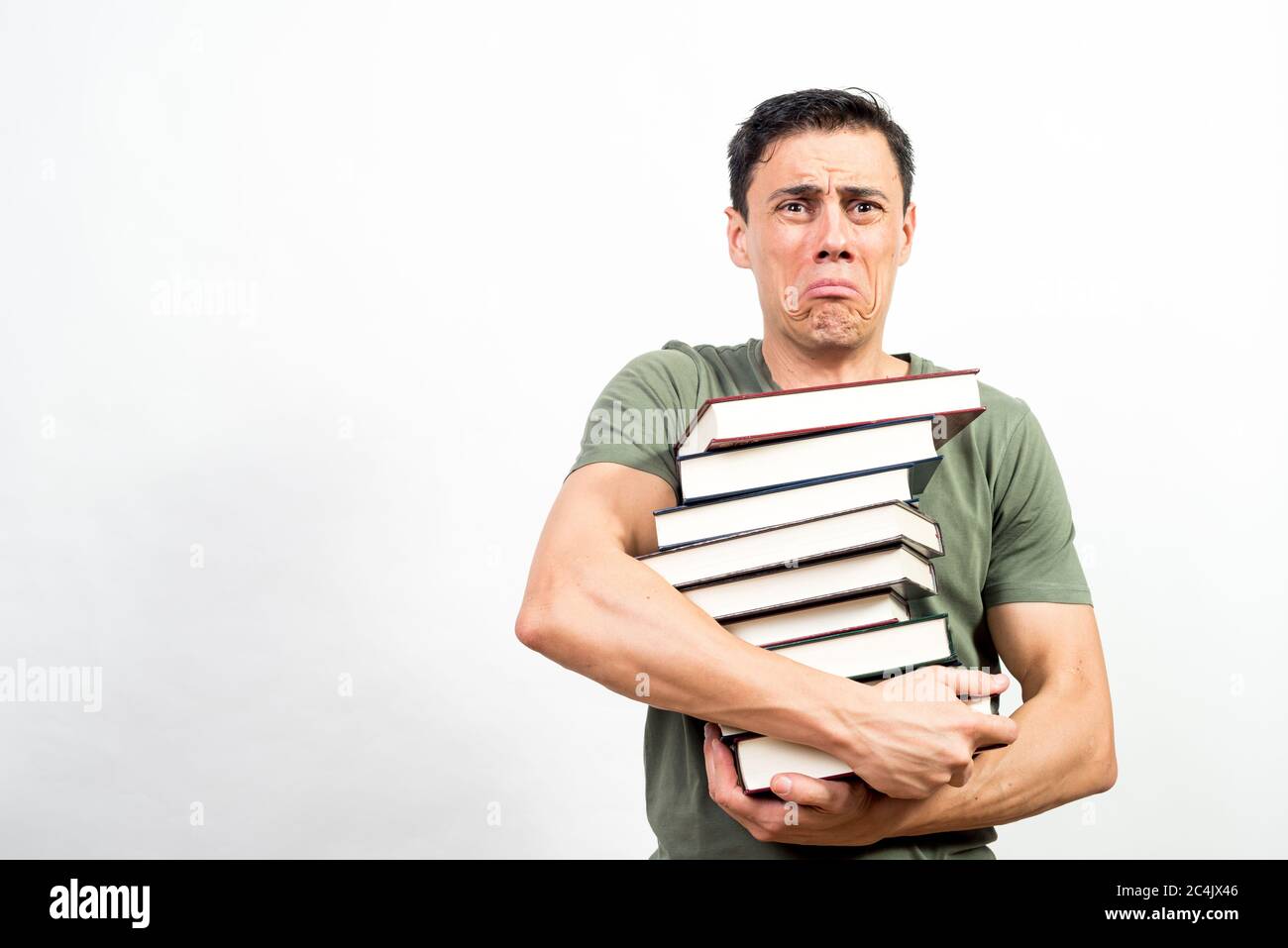 Sehr beunruhigt Student hält eine Menge Bücher. Mittlerer Schuss. Weißer Hintergrund. Stockfoto