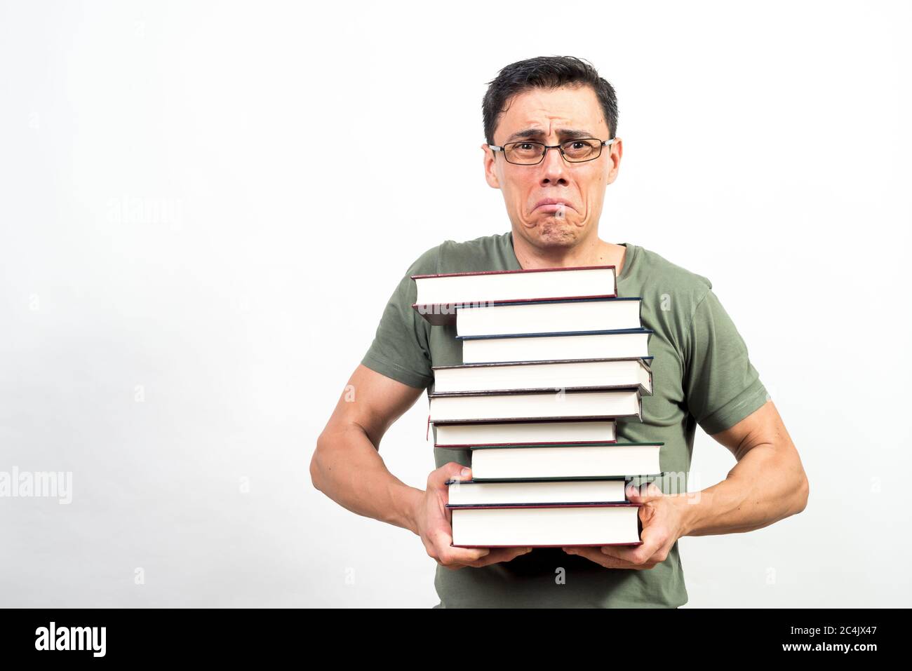 Sehr beunruhigt Student mit Brille hält eine Menge Bücher. Mittlerer Schuss. Weißer Hintergrund. Stockfoto