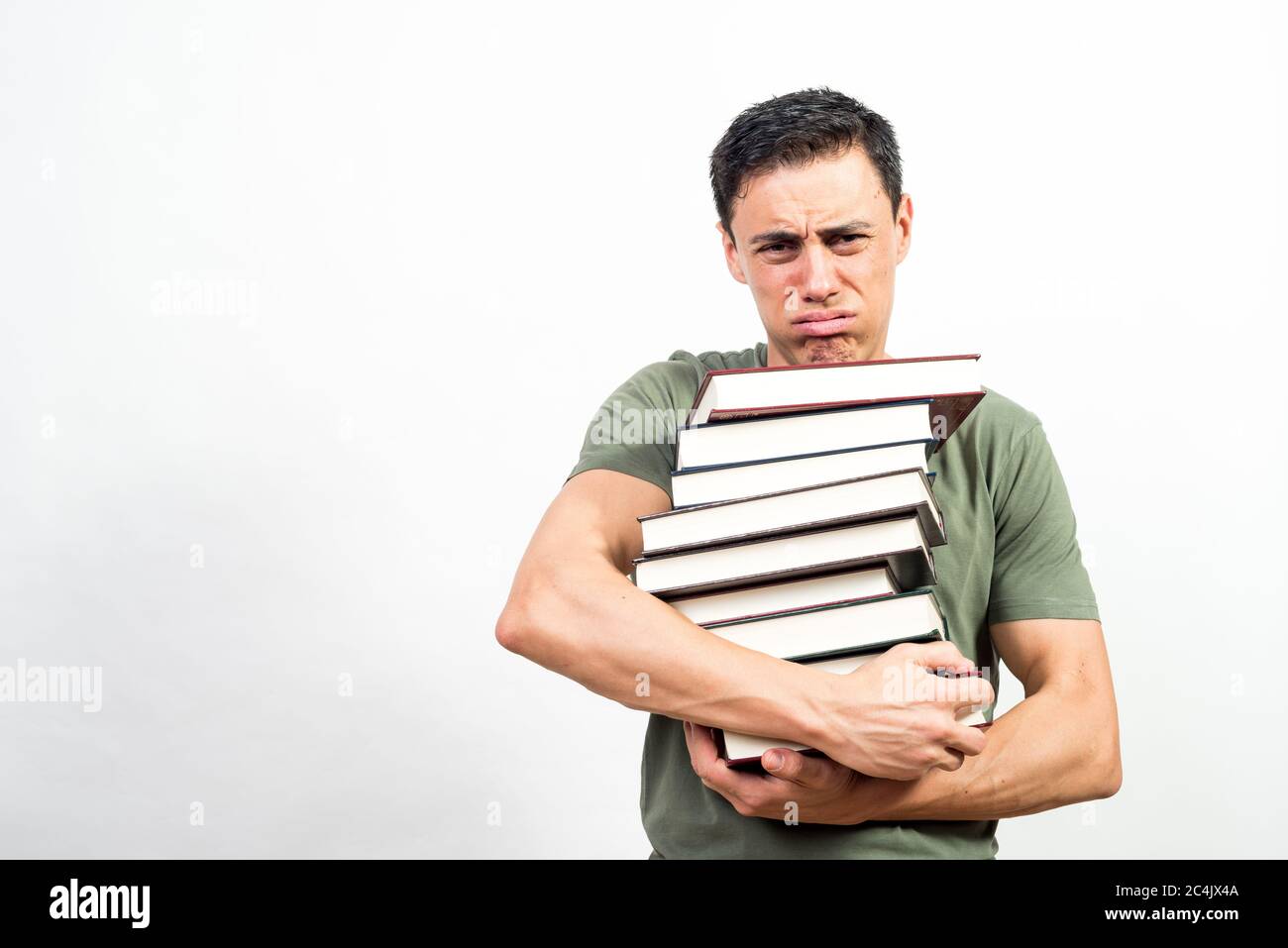 Sehr beunruhigt Student hält eine Menge Bücher. Mittlerer Schuss. Weißer Hintergrund. Stockfoto