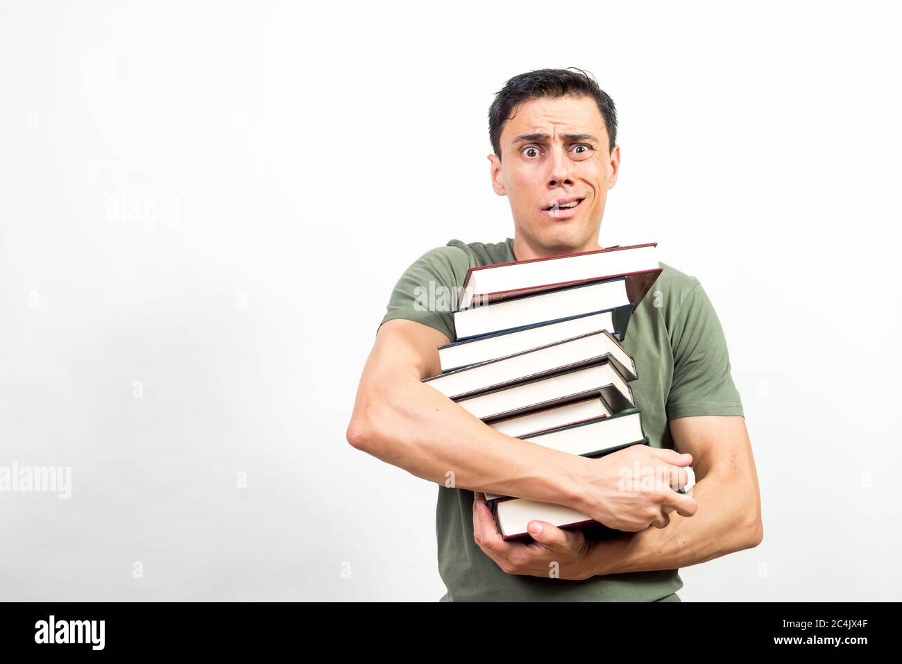 Sehr beunruhigt Student hält eine Menge Bücher. Mittlerer Schuss. Weißer Hintergrund. Stockfoto