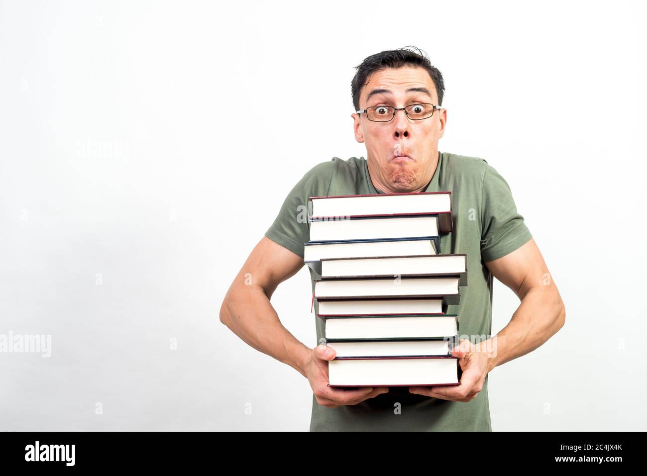 Sehr beunruhigt Student mit Brille hält eine Menge Bücher. Mittlerer Schuss. Weißer Hintergrund. Stockfoto