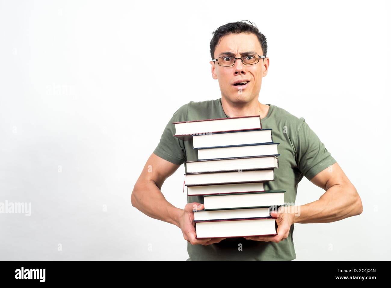 Sehr beunruhigt Student mit Brille hält eine Menge Bücher. Mittlerer Schuss. Weißer Hintergrund. Stockfoto