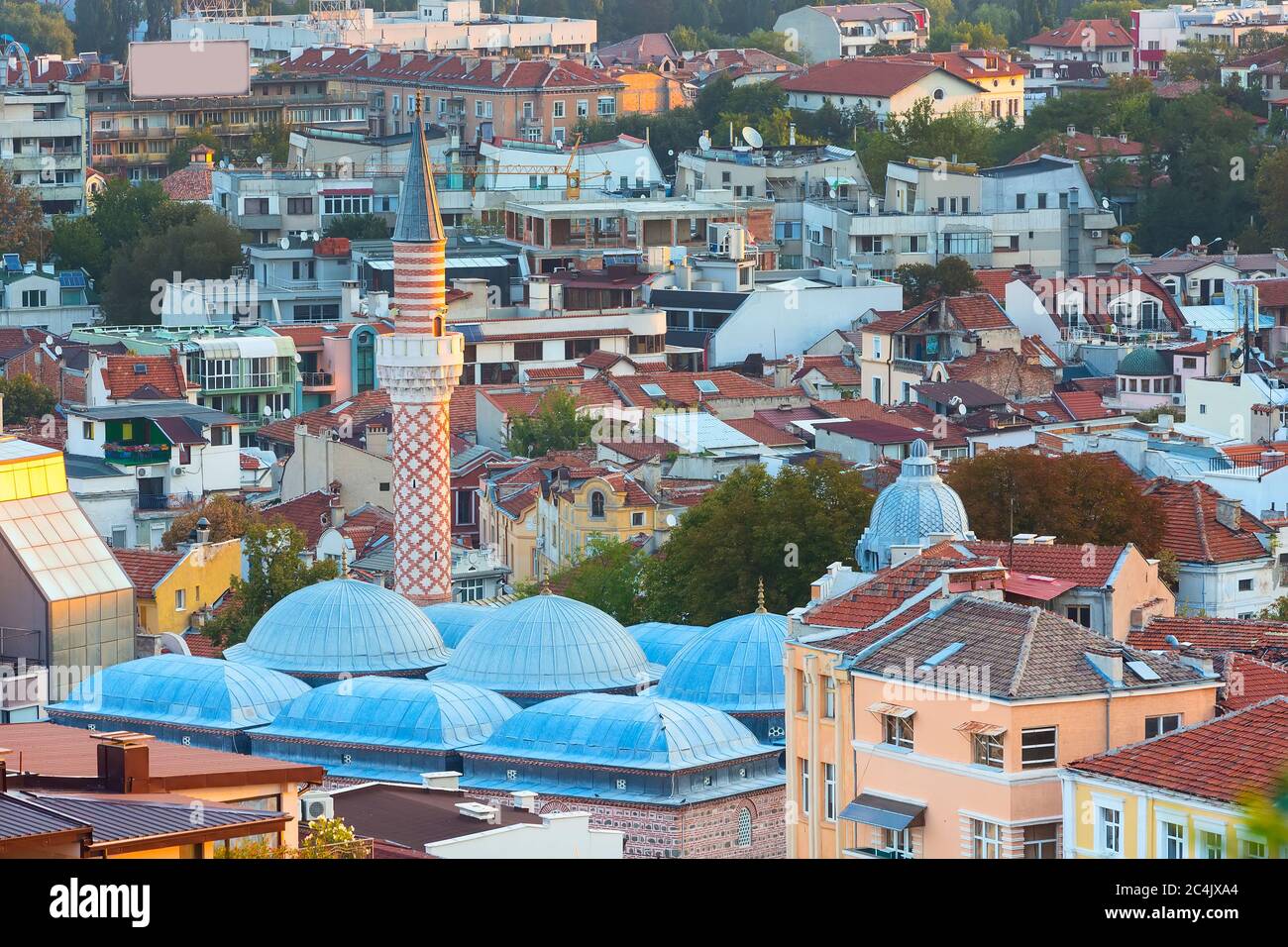 Antenne skyline panorama Plovdiv, Bulgarien mit des Djumaya Moschee und Häuser Stockfoto