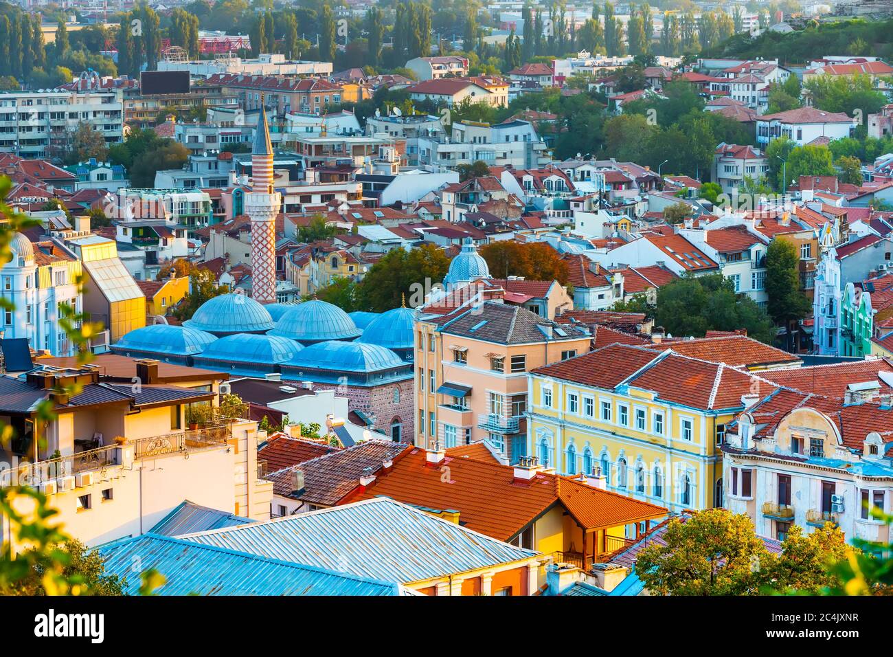 Antenne skyline panorama Plovdiv, Bulgarien mit des Djumaya Moschee und Häuser Stockfoto