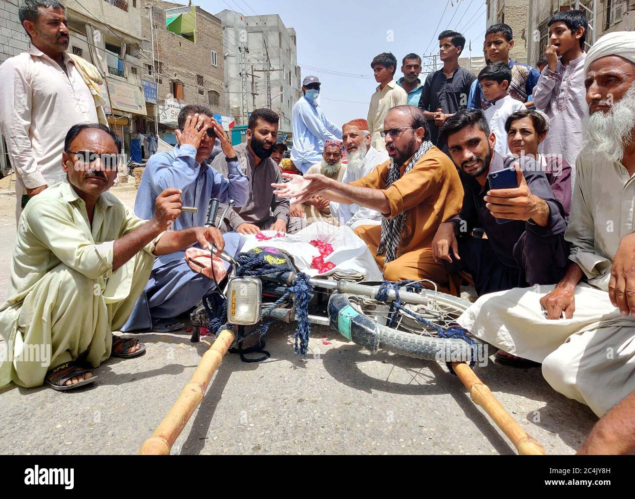 Mitglieder der Zivilgesellschaft veranstalten am Samstag, den 27. Juni 2020, in Sukkur eine Protestdemonstration gegen die Anhebung der Benzinpreise. Stockfoto