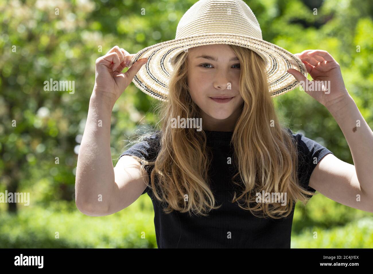 Mädchen (11) mit Sonnenhut, Kiel, Schleswig-Holstein, Deutschland Stockfoto