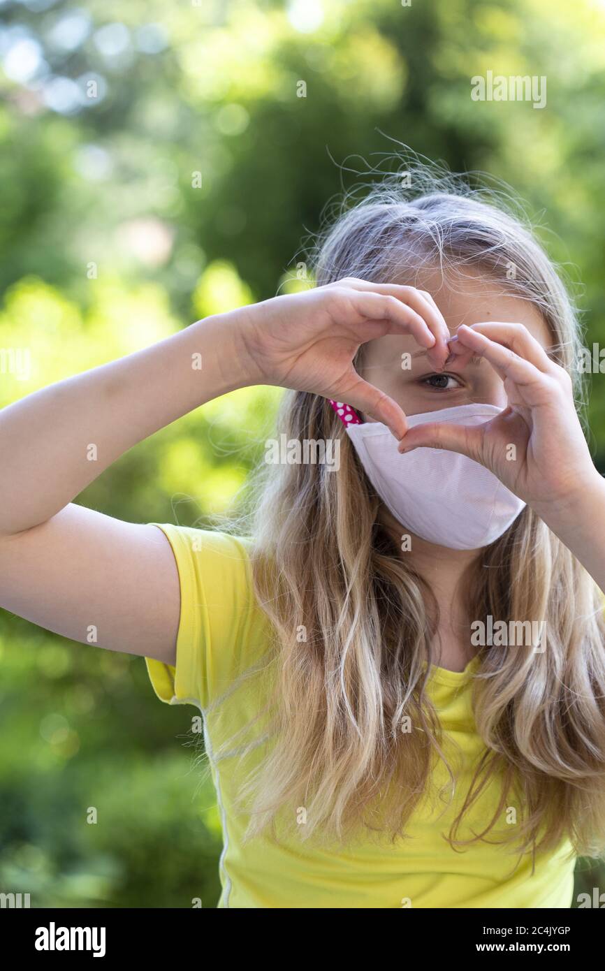 Mädchen (11) mit Mund-Nase-Schutz, Kiel, Schleswig-Holstein, Deutschland Stockfoto