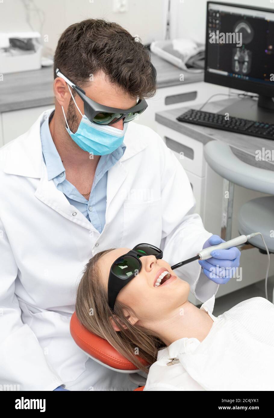 Mit einer modernen Methode der Laser-Zahnbehandlung. Zahnpflege, perfektes Lächeln Stockfoto