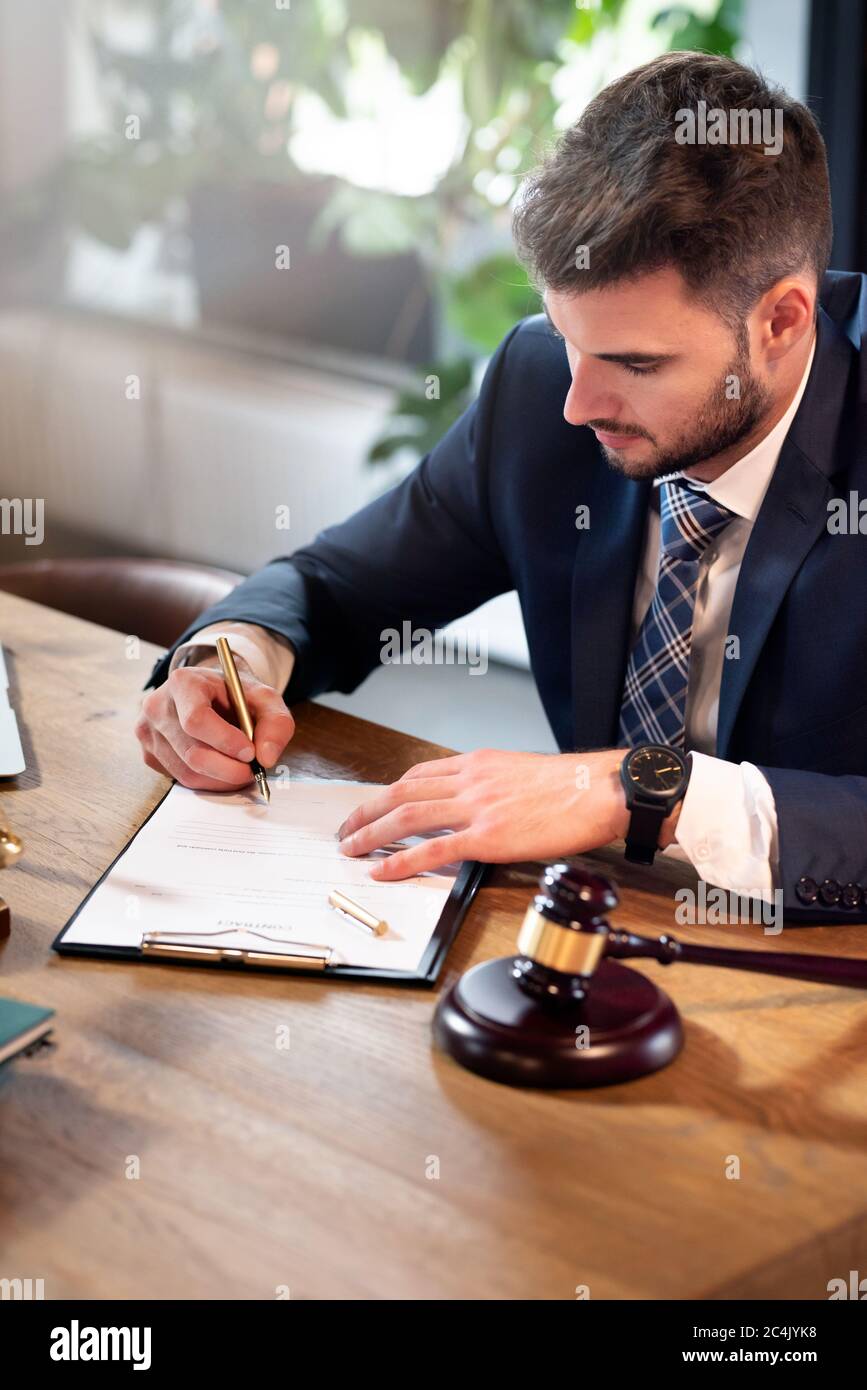 Rechtsanwalt oder Anwalt arbeiten im Büro. Recht und Gerechtigkeit Konzept Stockfoto