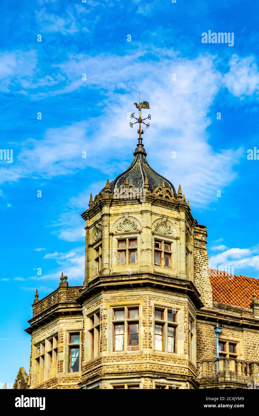 Die Windfahne des Hahns auf dem Dach der Viceregal Lodge Shimla, Indien Stockfoto