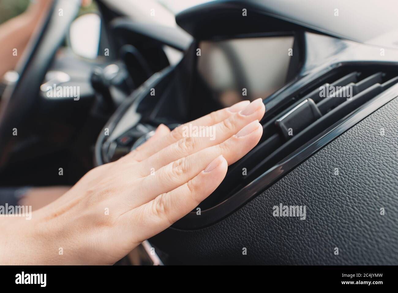 Klimaanlage für Autos. Frau überprüft die Klimaanlage in einem Auto Stockfoto