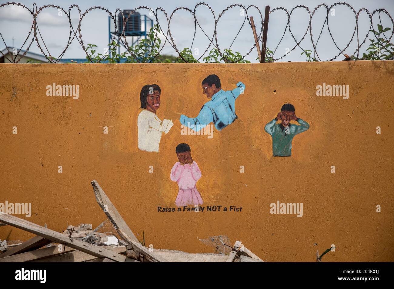 Gulu, Nördliche Region, Uganda. Mai 2020. Gemälde, die an den Wänden eines Tierheims für Opfer häuslicher Gewalt hängen, enthalten Botschaften, die vor Missbrauch durch die Familie warnen. Es gibt Bedenken über einen Anstieg der häuslichen Gewalt während der Coronavirus-Pandemie. Kredit: Sally Hayden/SOPA Images/ZUMA Wire/Alamy Live Nachrichten Stockfoto