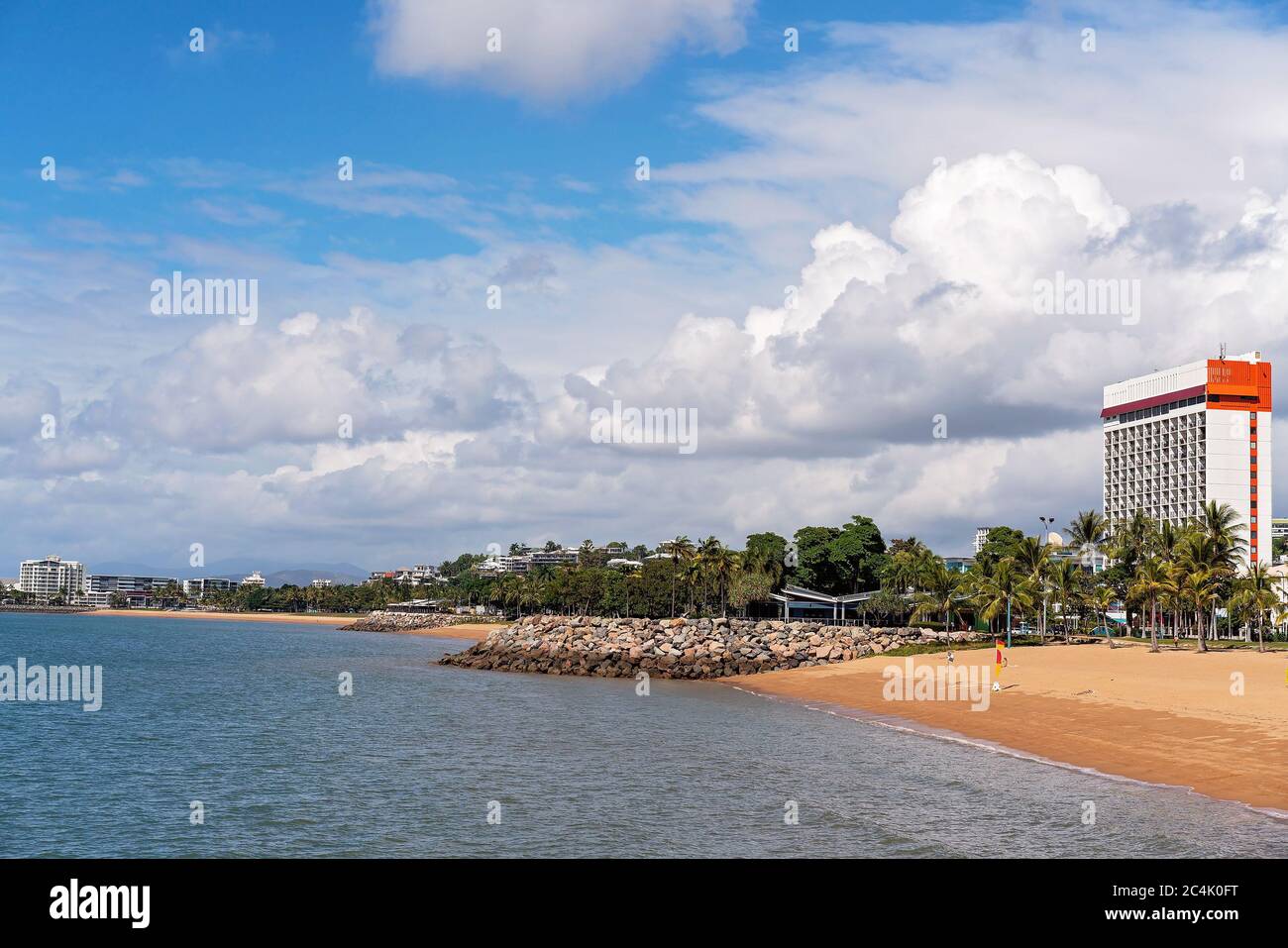 Eine Küstenlandschaft eines Küstenvororts mit einem Hochhaus mit Blick auf eine Promenade zum Meer Stockfoto