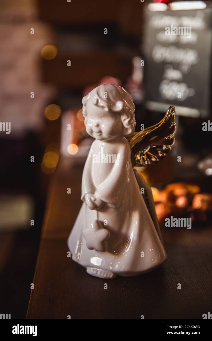 Glas Spielzeug Weihnachtsengel mit einem golgen Bokeh Hintergrund Stockfoto