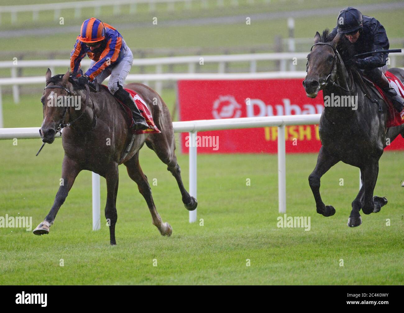 Santiago und Seamie Heffernan (links) gewinnen das Dubai Duty Free Irish Derby auf der Curragh Racecourse. Stockfoto