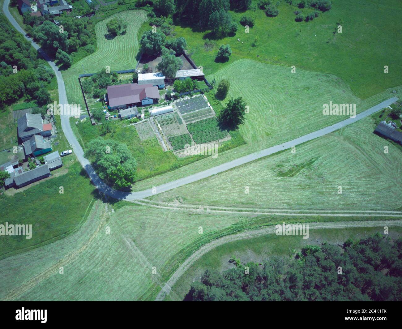 Luftaufnahme der Landschaft im Sommer. Blick aus der Vogelperspektive auf das Dorf in einem bewaldeten Gebiet. Stockfoto