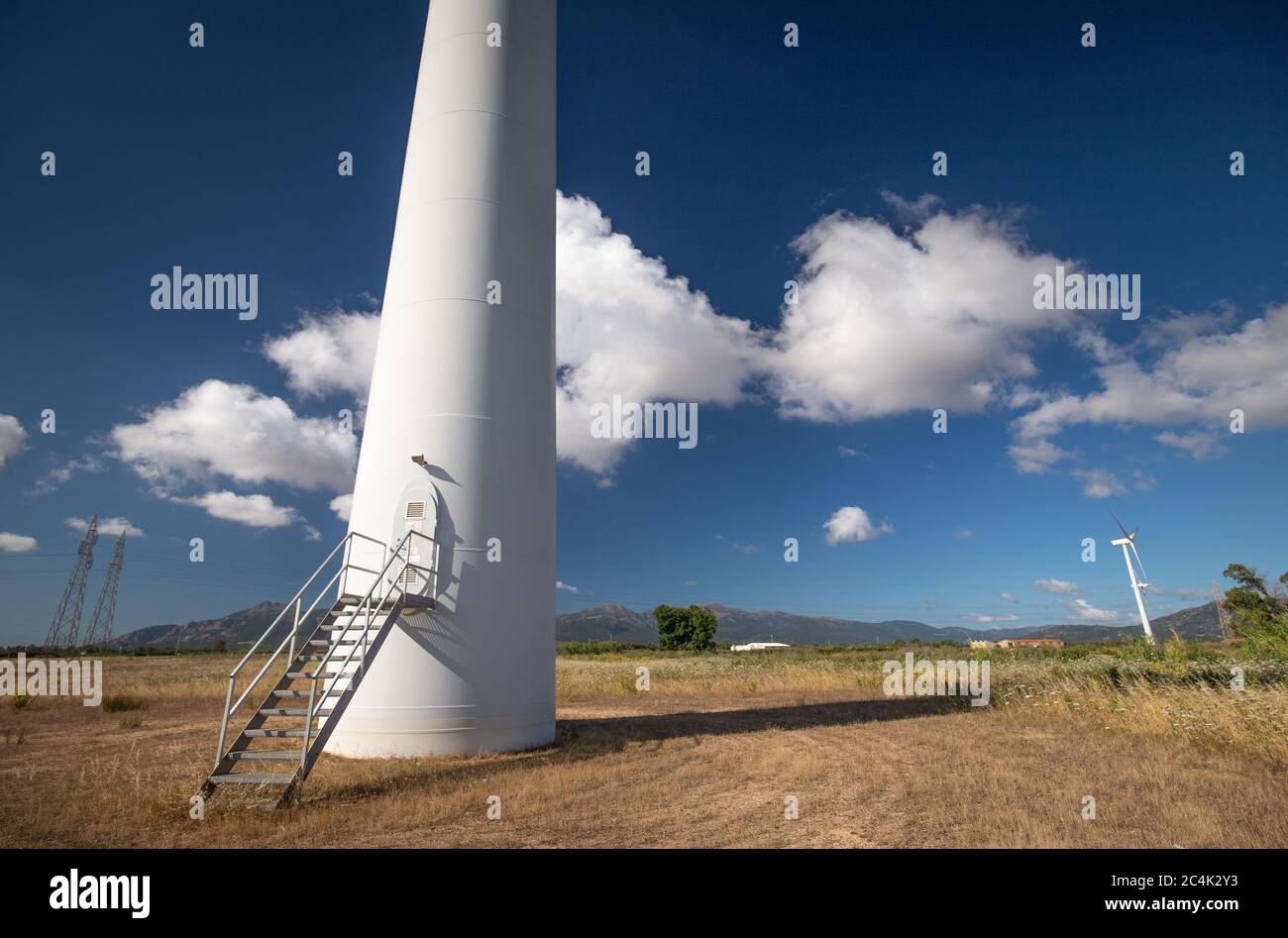 Windturbine mit schönem blauen Himmel Stockfoto