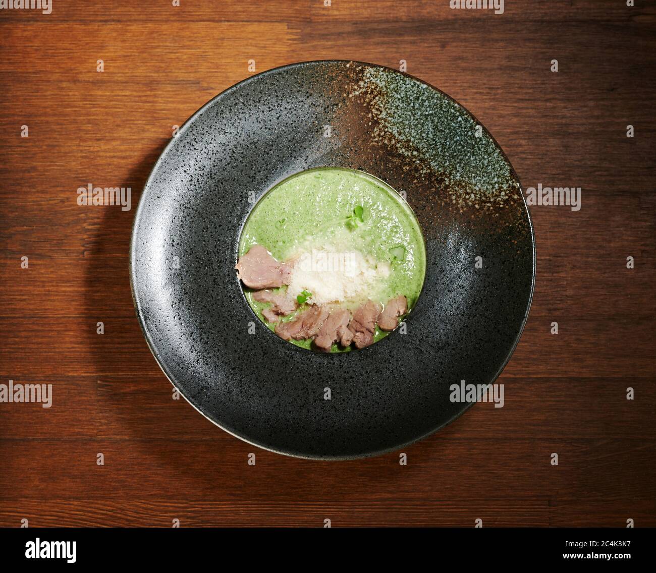 Vorspeise mit Suppe. Frische Suppenmahlzeit mit Fleisch und Käse Stockfoto