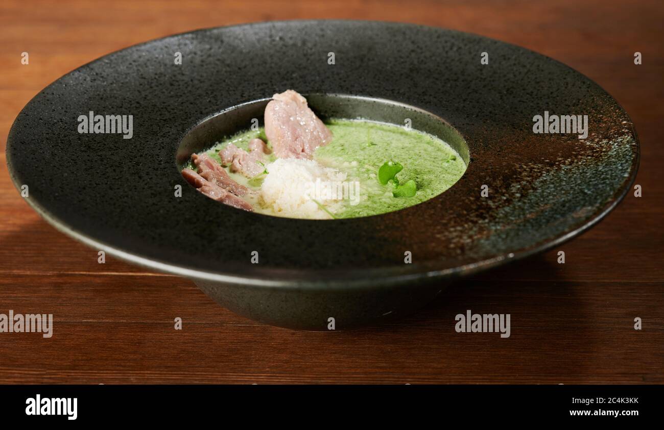 Gesunde grüne Nahrung mit Fleisch in schwarzen Sombrero-Platte Stockfoto